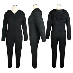 Vue en trois angles d'une combinaison à capuche en peluche noire avec fermeture éclair avant