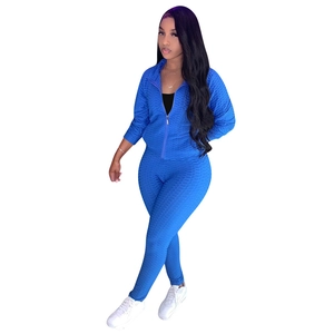 Gros plan d'un ensemble bleu deux pièces en tissu jacquard extensible à texture alvéolée