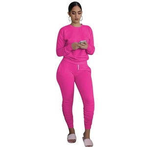 Dettaglio del set sportivo rosa con pantaloni arricciati e felpa a girocollo in tinta