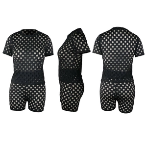 Vista a tre angolazioni del completo a due pezzi nero da donna in tessuto mesh traforato
