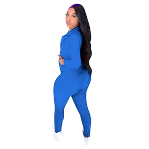 Détail du tricot jacquard bleu roi sur un ensemble de sport extensible à col montant