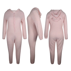 Vues multiples d'une combinaison en peluche rose à capuche avec oreilles et zip frontal