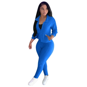 Vue détaillée de la texture gaufrée bleu roi sur cet ensemble de survêtement deux pièces femme