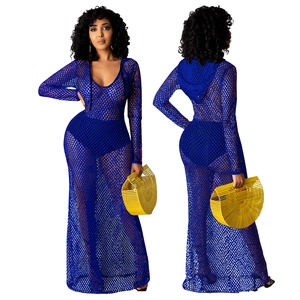 Dettaglio dell'abito lungo in rete traforata blu navy con cappuccio, fronte e retro