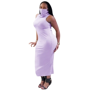 Détail d'une robe maxi moulante sans manches lavande avec masque facial intégré
