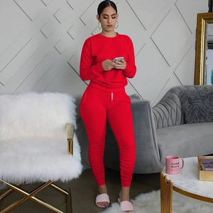 Dettaglio di una tuta sportiva rossa con coulisse in vita e polsini joggers arricciati
