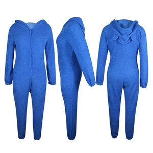 Vue triple d'une grenouillère en peluche bleu roi avec capuche à oreilles et fermeture