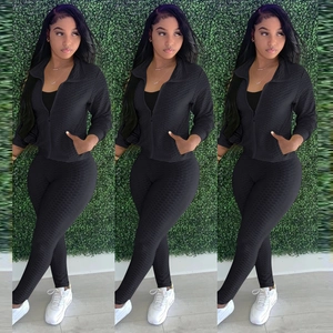 Détails de l'ensemble de sport noir pour femme avec tissu texturé à motif alvéolé 3D