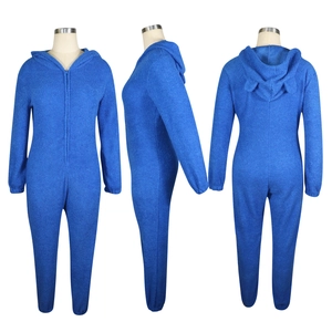Vue en trois angles d'une combinaison à capuche bleue en peluche avec petites oreilles