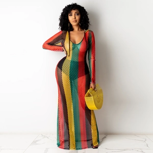 Robe de plage longue en maille ajourée à rayures colorées avec manches longues et col rond