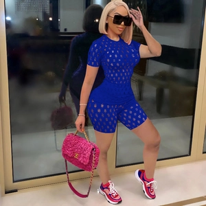 Dettaglio del set due pezzi blu navy con tessuto traforato su maglietta e pantaloncini