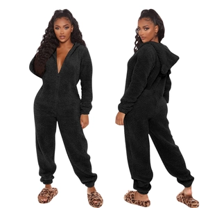 Combinaison pyjama noire à capuche avec oreilles, vêtement d'intérieur chaud en polaire