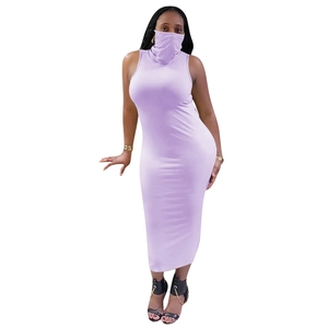 Détail d'une robe longue moulante mauve clair avec un col masque facial intégré
