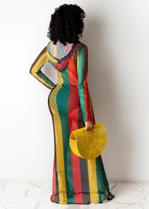 Vue détaillée des rayures en maille colorée et texture crochetée de cette robe de plage