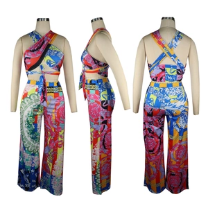 Detailansicht des Barock-Blumendrucks auf Neckholder-Top und weit geschnittener Hose
