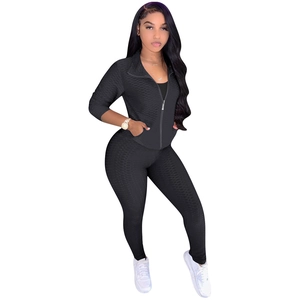 Détail du tissu en maille jacquard noir avec texture alvéolée 3D sur un ensemble de sport stretch