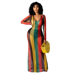 Détail d'une robe de plage en maille évidée à rayures colorées avec col en V