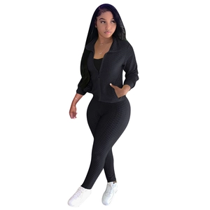 Détail du tissu jacquard noir texturé en nid d'abeille de l'ensemble de sport 2 pièces