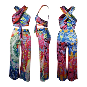Detailansicht von Neckholder-Oberteil und Hose mit Blumenmuster im Zweiteiler-Set