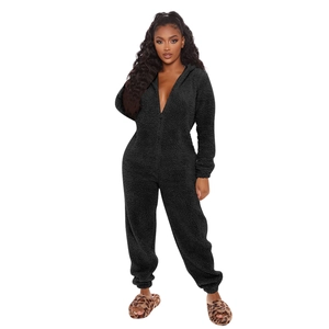 Détails du combipyjama noir en polaire sherpa avec capuche et poignets côtelés