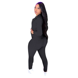 Gros plan sur le tissu à texture nid d'abeille de cet ensemble de sport noir pour femme