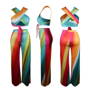 Detailansicht von buntem Regenbogen-Halter-Top und Set mit weiter Hose für Damen