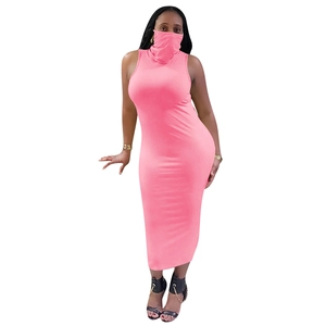Robe moulante rose sans manches avec col masque intégré pour un style élégant unique