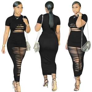 Vue triple d'une robe maxi noire moulante à manches courtes avec découpes horizontales