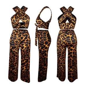 Dreiseitenansicht des Leopard-Print-Halter-Crop-Tops und der weiten Hose mit hohem Bund