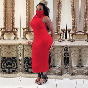 Détail d'une robe midi rouge sans manches moulante avec masque intégré et col haut