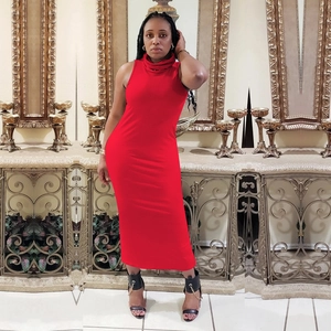 Détail d'une robe midi rouge sans manches avec col bénitier haut et coupe moulante ajustée