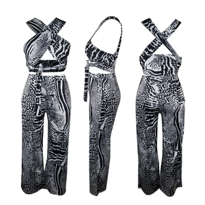 Detailansicht des Schwarz-Weiß-Wellendrucks auf Halter-Crop-Top und weiter Hose