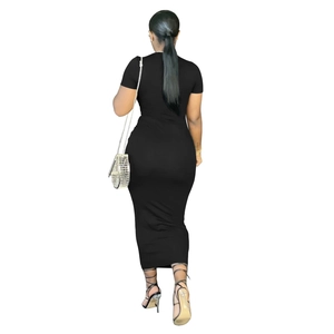 Vue arrière détaillée d'une robe longue noire ajustée à manches courtes et talons hauts