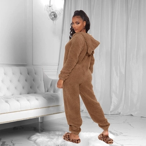 Vue détaillée du pyjama une pièce en polaire marron avec capuche à oreilles douces