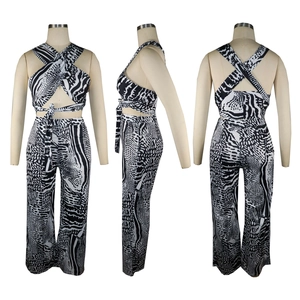 Dreiteilige Ansicht von Neckholder-Top und weit geschnittener Hose mit Zebra-Print