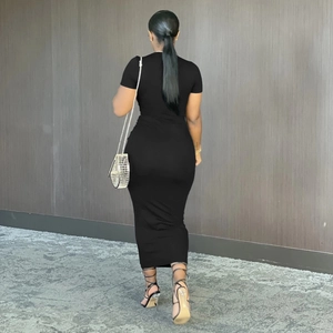Vue arrière d'une robe maxi moulante noire à manches courtes en maille de haute qualité