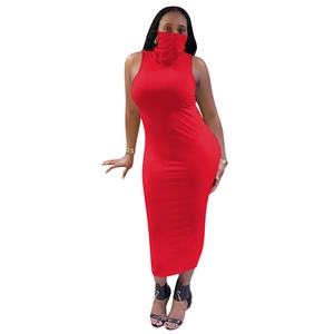 Détail de la robe moulante rouge avec masque intégré et conception sans manches ajustée