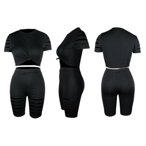 Drei Ansichten des schwarzen Zweiteilers mit Cut-outs und vorne geknotetem Top