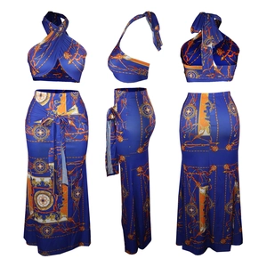 Détail de l'ensemble deux pièces bleu roi avec imprimé baroque doré et col licou chic