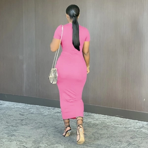 Détail d'une robe maxi rose à manches courtes moulante avec coupe ajustée et vue de dos