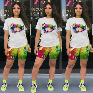 Ensemble décontracté deux pièces pour femme avec t-shirt blanc imprimé lèvres et short cycliste