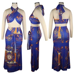 Détail de l'ensemble deux pièces bleu avec imprimé baroque doré, haut licou et jupe