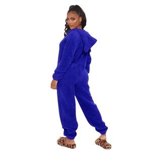 Vue détaillée arrière d'une combinaison pyjama en polaire bleu roi avec capuche