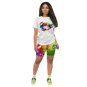 Détail d'un ensemble deux pièces pour femme avec t-shirt imprimé lèvres et short tie-dye