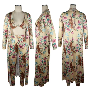 Detaillierte Ansicht des 3-teiligen Tiger-Print-Sets mit langem Cardigan und Hose für Damen