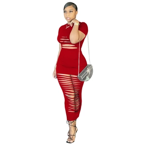 Vue détaillée de la robe moulante rouge avec découpes à la poitrine et ourlet déchiré mode