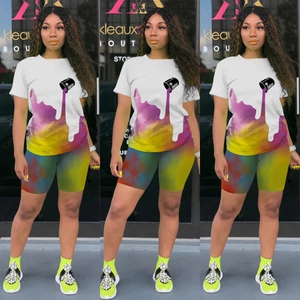 Ensemble décontracté deux pièces pour femme avec T-shirt graphique et short tie-dye