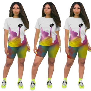Ensemble 2 pièces pour femmes avec t-shirt graphique blanc et short cycliste tie-dye