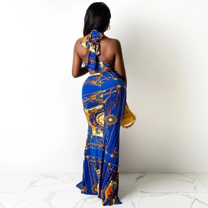 Vue arrière d'un ensemble crop top dos nu et jupe sirène avec imprimé chaîne baroque bleu