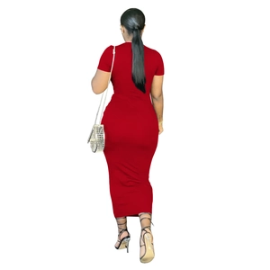 Détail de la robe moulante rouge à manches courtes montrant la coupe au dos et le tissu
